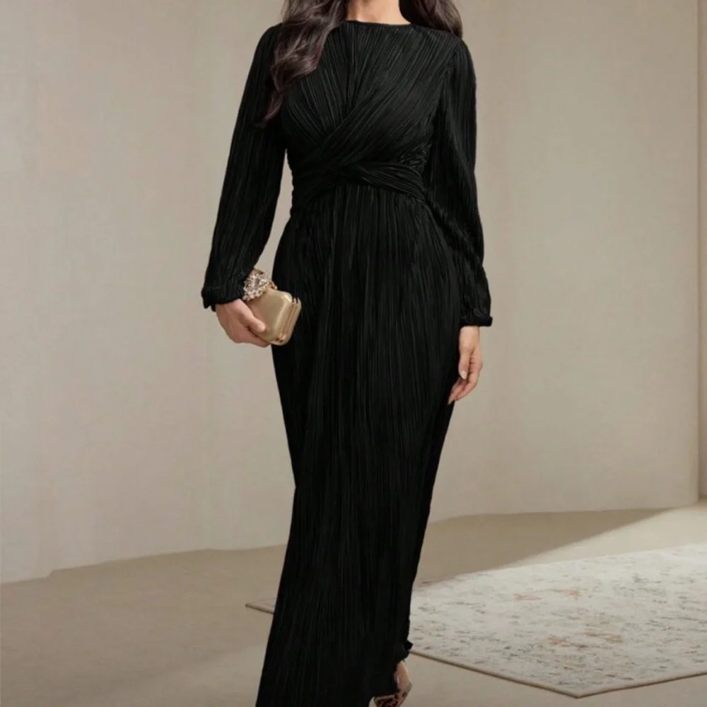 Elegant Black Evening Gown - Picture 1 of 1